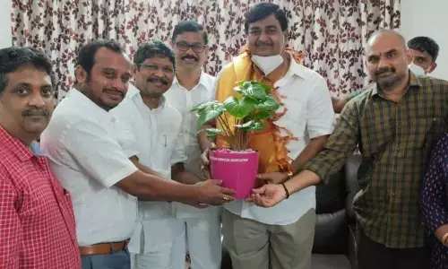 APRSA leaders presenting a bouquet to Revenue Minister Dharmana Krishna Das in Vijayawada on Tuesday