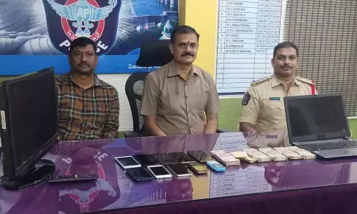 City Task Force police with the seized mobile phones and cash