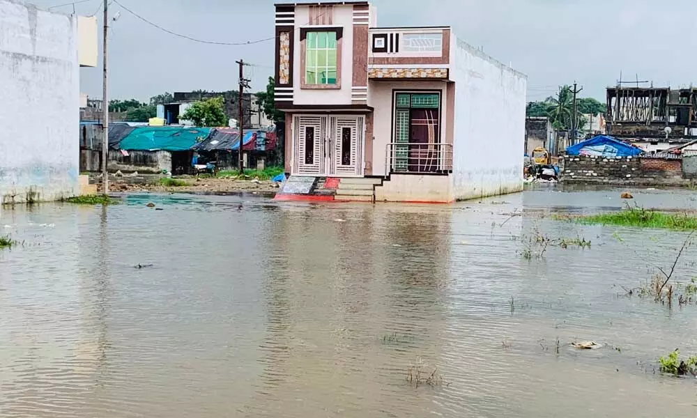 Flood-hit people find belongings stolen