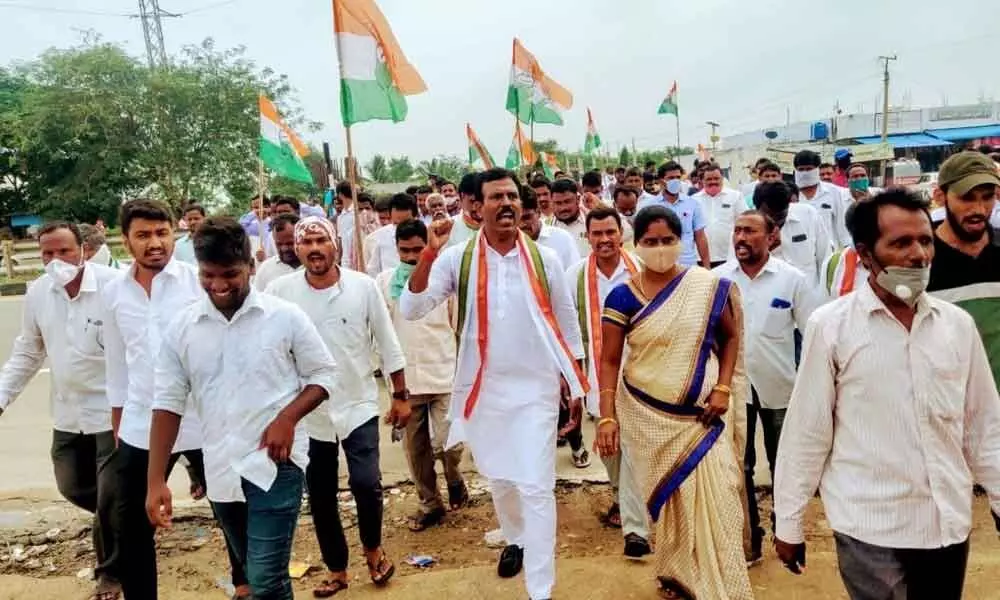 Devarkadra Congress in-charge G Madhusudhan Reddy participating in a rally in Moosapet mandal on Wednesday