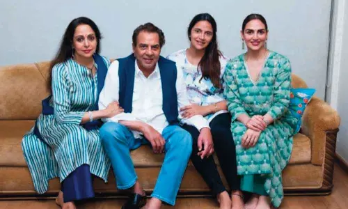 Dharmendra, Hema Malini’s latest pics leave fans awestruck