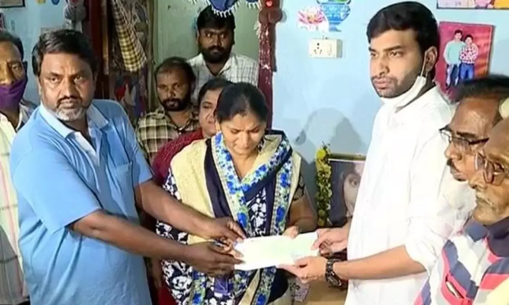 Vijayawada Murder Case: Kin of Divya Tejaswini were handed over Rs. 10 lakh financial aid
