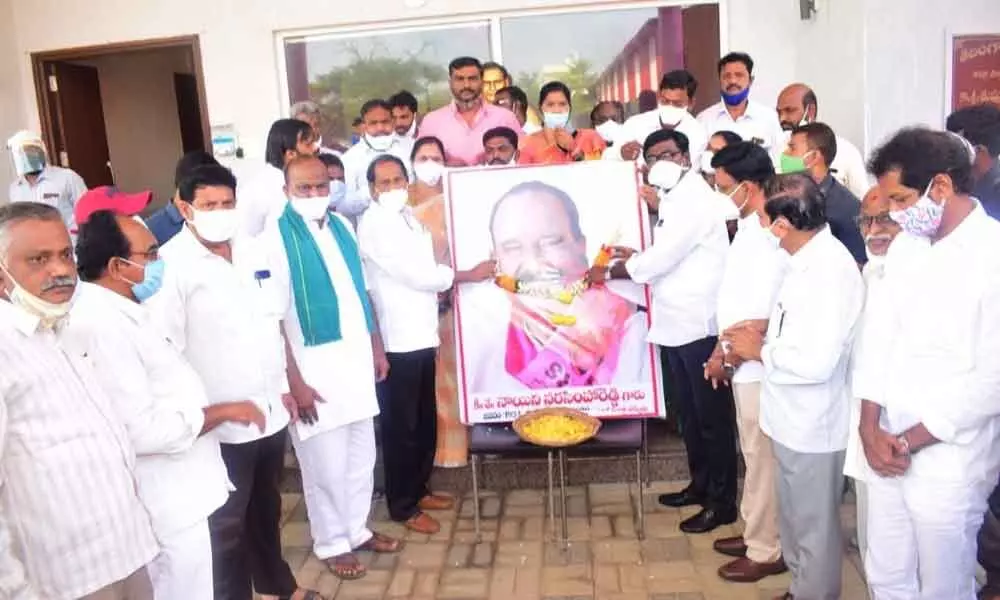 Transport Minister P Ajay Kumar and others paying offering homage to former Home Minister Nayini Narasimha Reddy at party office in Khammam on Thursday