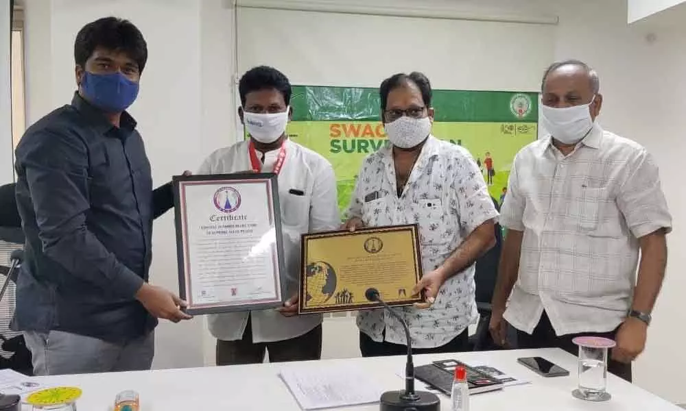 Municipal Corporation Commissioner Abishkit Kishore presenting World Records India medal