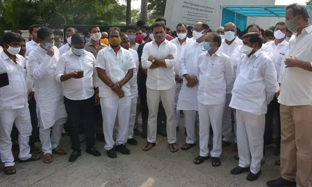 Ministers and TRS leaders attending former Telangana Home Minister Naini Narasimha Reddy’s last rites at Maha Prasthanam in Hyderabad on Thursday 	 	-Photo: Ch Prabhu Das