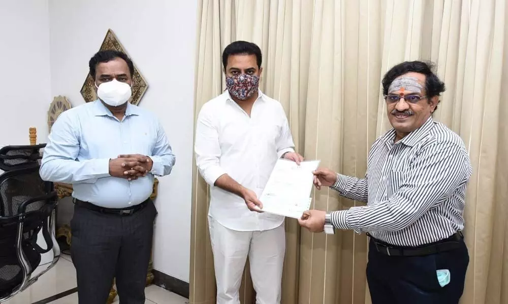 VIT donates Rs 1 crore to CMRF for flood relief work