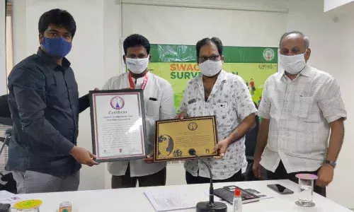 Municipal Corporation Commissioner Abishkit Kishore presenting World Records India medal