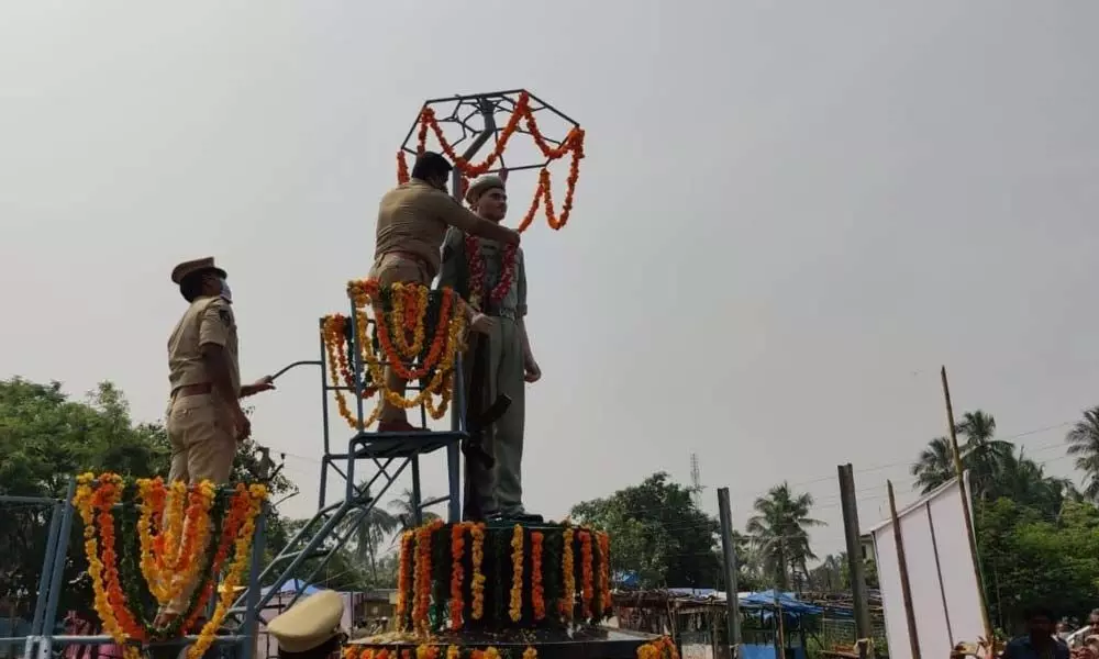 Krishna District Superintendent of Police M Ravindranath Babu garlanding the statue of martyr Manoj Kumar on Friday