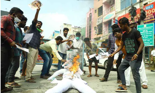 Sanathana Dharma Parirakshana Samithi activists burn Viduthalai Chiruthaigal Katchi leader Thol Thirumavalavan’s  effigy protesting his remarks on Hindu women, at Nallukala Mandapam in Tirupati on Friday