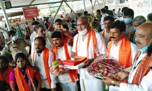 Annavaram Devastanam Executive Officer Trinadh presenting silk robes to Goddess Kanakadurga on Indrakeeladri in Vijayawada on Friday