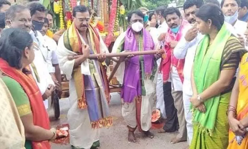 Agriculture Minister Singireddy Niranjan Reddy offers prayers in Jogulamba Temple