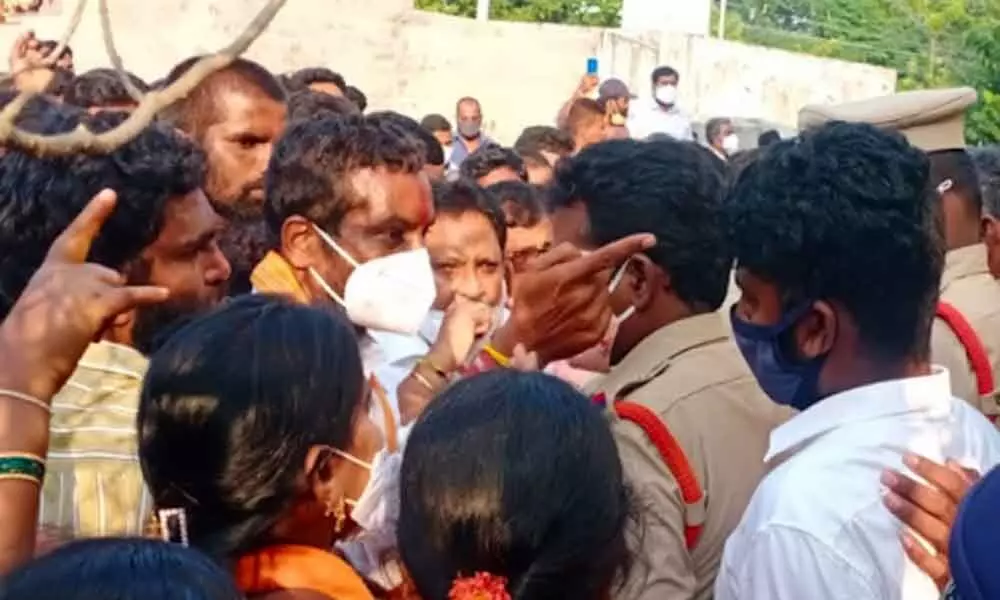 Dubbak bypoll: Rs 18 lakh seized from kin of BJP leader Raghunandan Rao