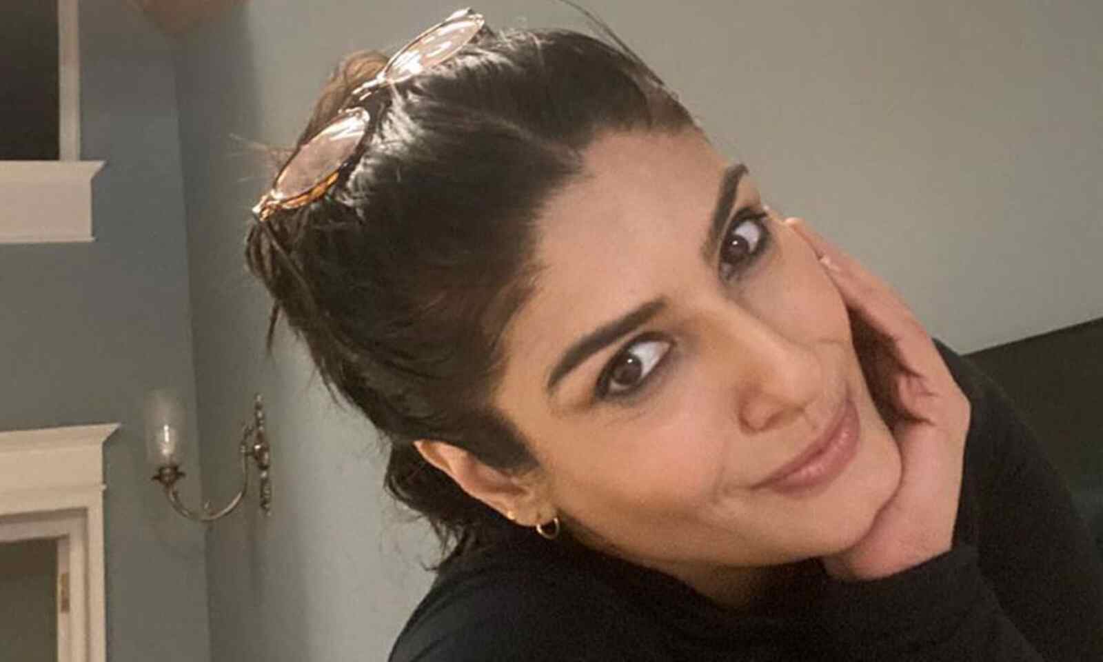 Raveena Tandon gets new hairstyle as she waits for flight to take off   Celebrities News  India TV