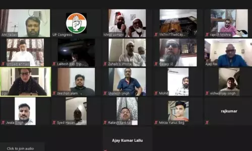 Priyanka interacts with weavers of Varanasi