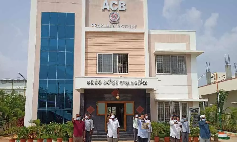Prakasam district ACB DSP M Suryanarayana Reddy and his staff taking integrity pledge at their office in Ongole on Tuesday