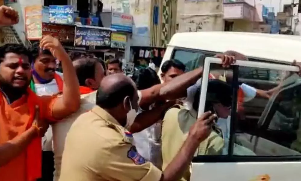 Police shifting the arrested BJP leaders to police station in Devarkadra on Tuesday