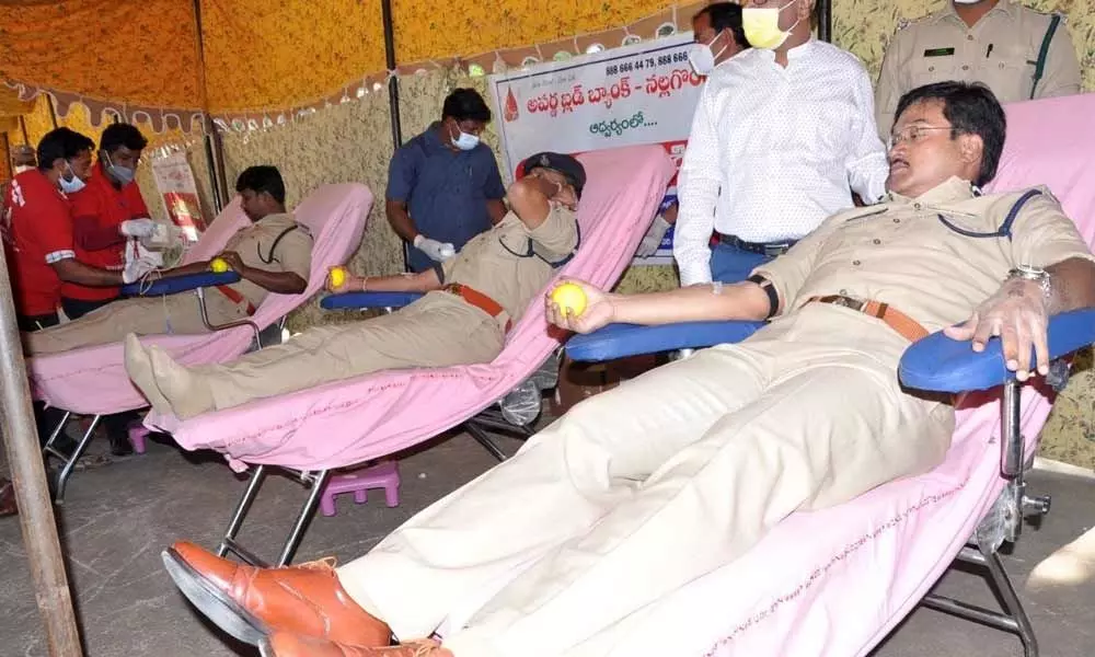 SP AV Ranganath along with police personnel donating blood at a blood donation camp at DPO office in Nalgonda on Tuesday