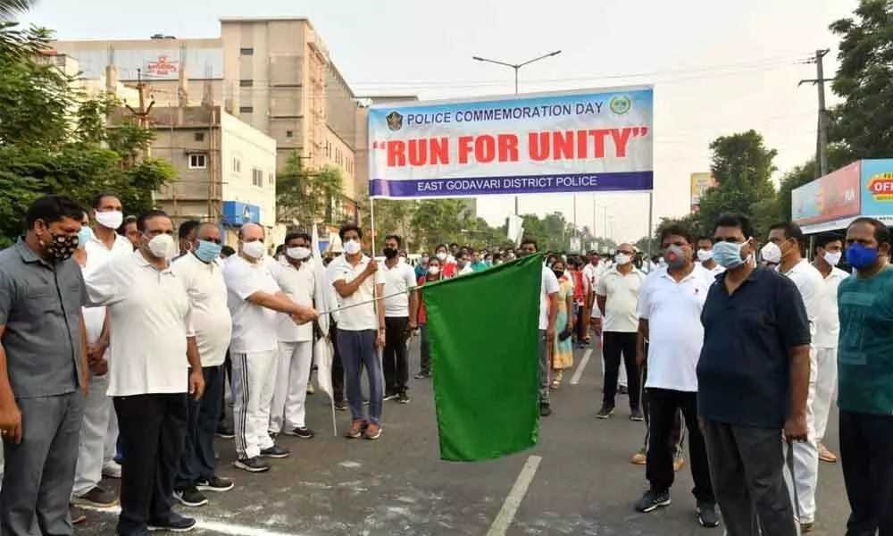 East Godavari District SP Adnan Nayeem Asmi flagging off ‘Run For Unity’ in Kakinada on Tuesday
