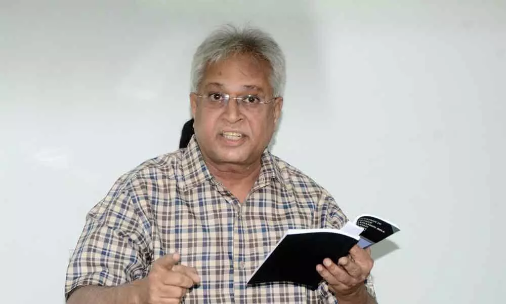 Vundavalli Arun Kumar addressing media in Rajamahendravaram on Thursday