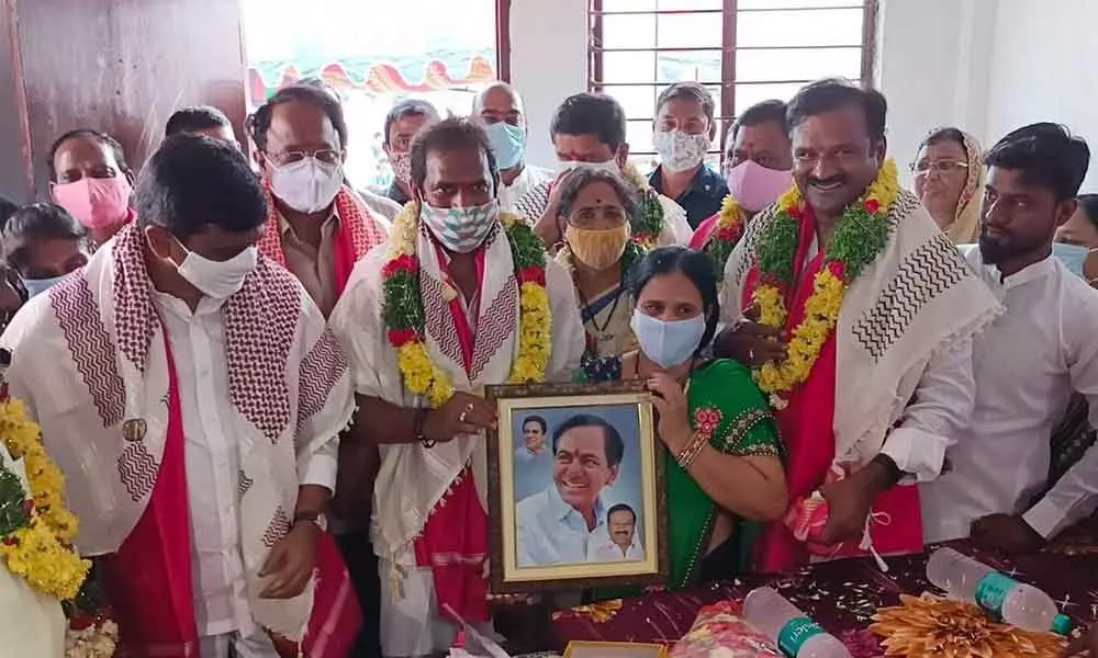 Excise Minister Srinivas Goud, Jadcherla MLA Lakshma Reddy and Devarkadra MLA Ala Venkateshwar Reddy along with a beneficiary of double bedroom house in Annasagar on Friday