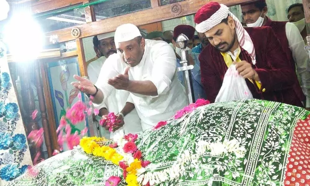 Industries and IT Minister M Goutham Reddy offering prayers at the AS Pet Dargah on Friday