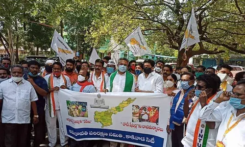 Members of Amaravati Parirakshana Samithi Political JAC and all-party leaders staging a dharna in Kakinada on Friday