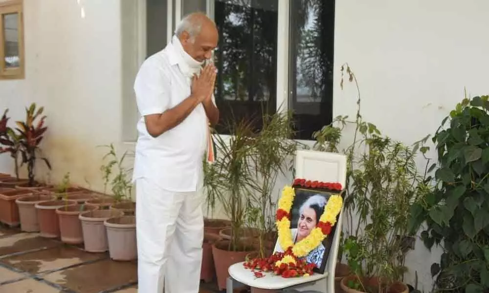 Former MP Chinta Mohan paying rich tributes to former Prime Minister Indira Gandhi in Tirupati on Saturday