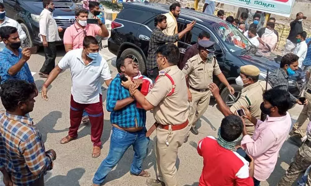 Student leaders arguing with the police in Kurnool on Saturday