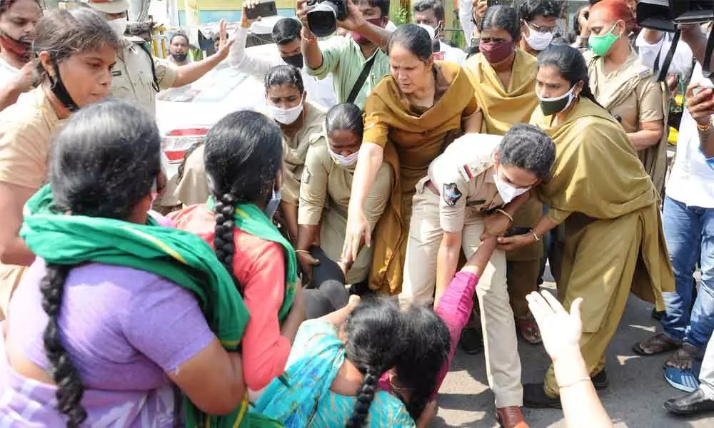 Police arresting women members of Rajadhani Parirakshana Samithi in Guntur on Saturday