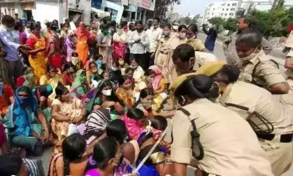 Flood-affected victims protest demanding financial aid