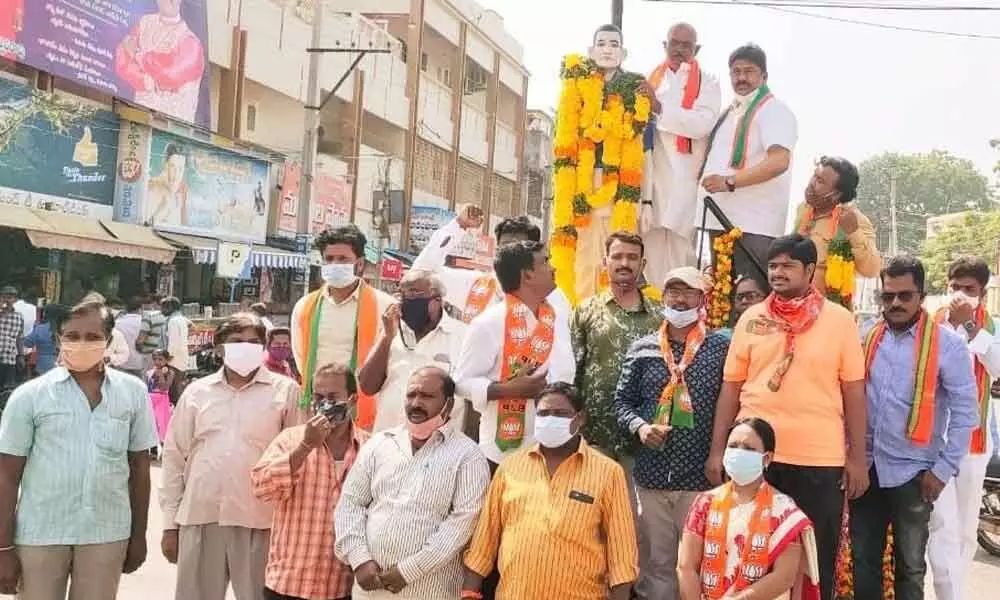 BJP leaders paying tributes to Potti Sriramulu in Ongole on Sunday