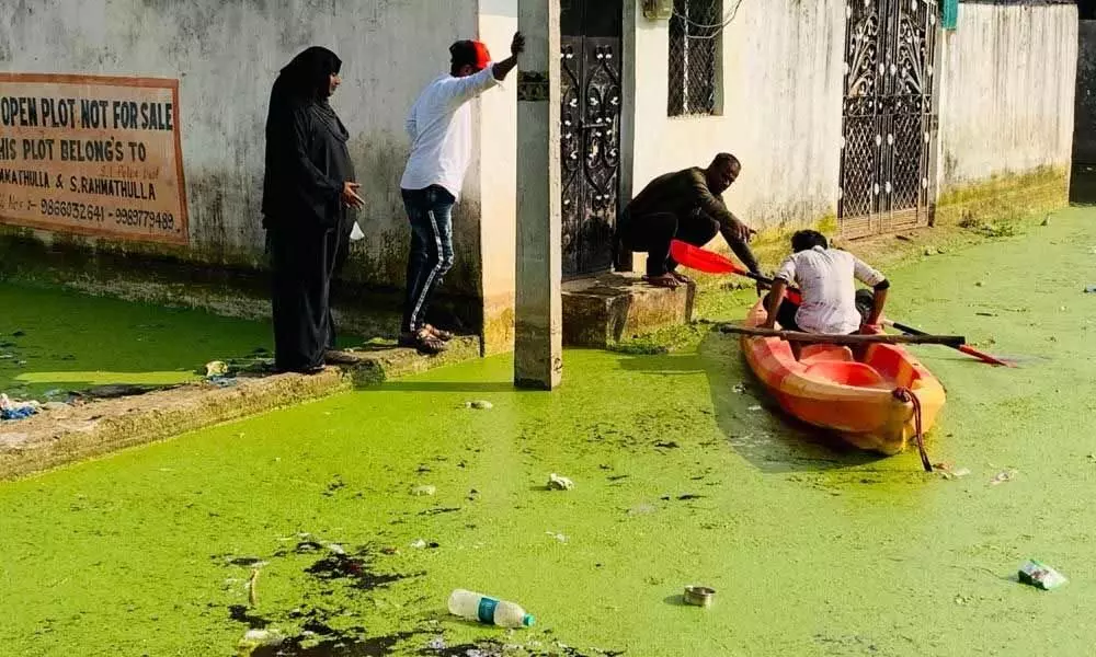 Flood-hit forced to return home, in boats