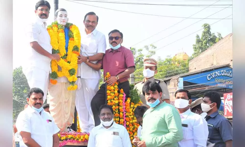 Minister A Suresh, MP Srinivasulu, Collector Pola Bhaskars paying tributes to Potti Sriramulu in Ongole on Sunday