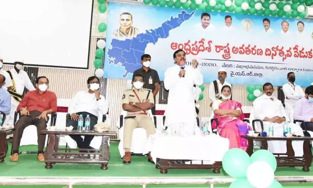 Deputy Chief Minister Amzath Basha paying floral tributes to the portrait of Potti Sriramulu on the occasion of the State Formation Day in Kadapa