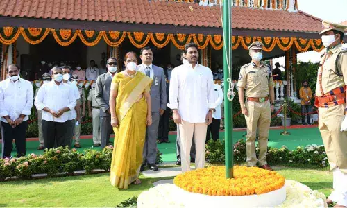 Chief Minister YS Jagan Mohan Reddy hoisting the national flag on the occasion of Andhra Pradesh State Formation Day at Tadepalli in Guntur district on Sunday