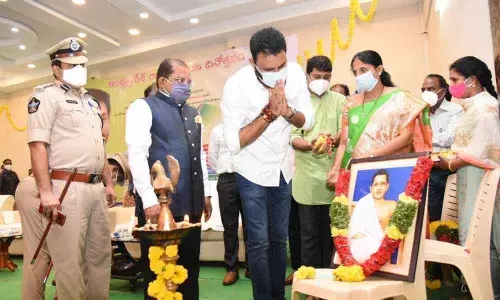 Civil Supplies Minister Kodali Nani paying tributes to Potti Sriramulu in Machilipatnam on Sunday to mark the AP Formation Day celebrations