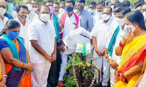 Welfare Minister Koppula Eshwar inaugurating paddy purchasing centre at Dharmaram mandal on Monday