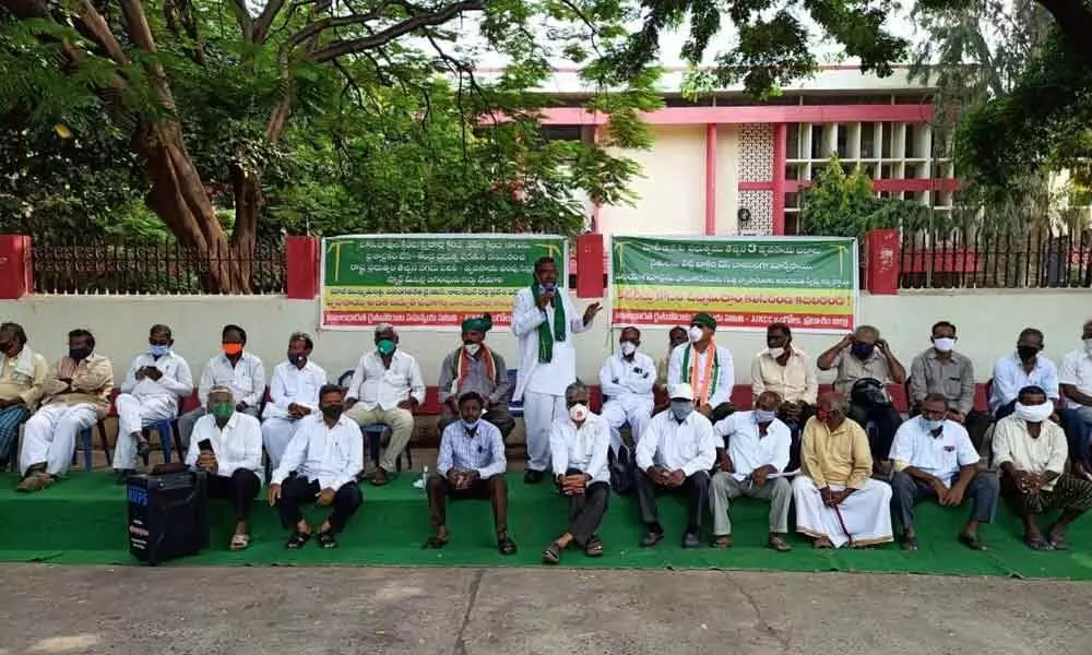 AIKSCC district convener Chunduri Rangarao speaking at the protest organised at Collectorate in Ongole on Thursday