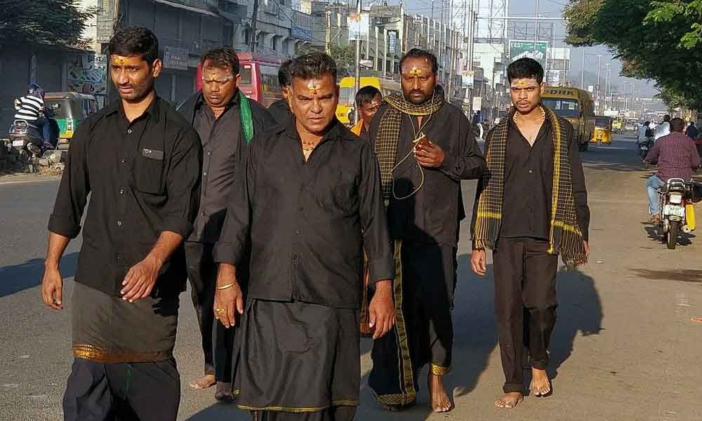Ragini Men's Cotton Traditonal Black Sabrimala Temple Dhoti with Towel  (Free Size | Black lungi and Black towel combo | Iyyapan Sami lungi) :  Amazon.in: Fashion