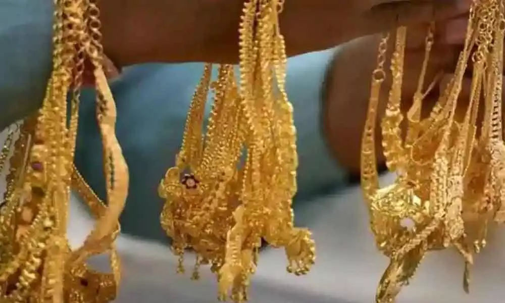 Jewellers bet on Dhanteras for better gold sales this year