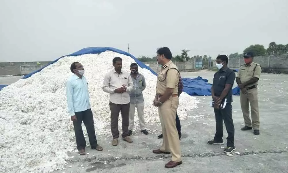SP Ranganath interacting with farmers during his visit to a cotton mill in Munugodu on Saturday