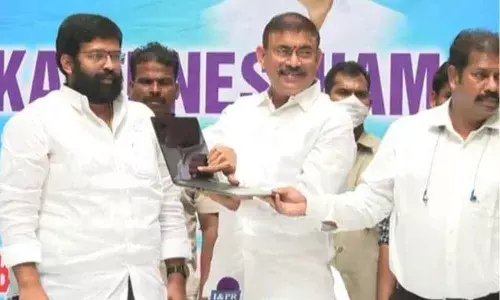 BC Welfare Minister Chelluboyina Venugopala Krishna releasing amount to Kapu beneficiaries under Kapu Nestham, at Tadepalli on Saturday