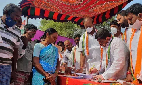 TPCC working president Ponnam  Prabhakar launching the farmers signature campaign in Karimnagar on Saturday