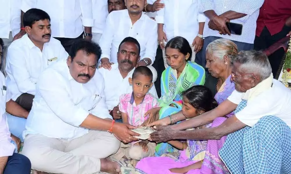 Karimnagar: KCRs wife Shobha donates Rs 1 lakh to a poor family