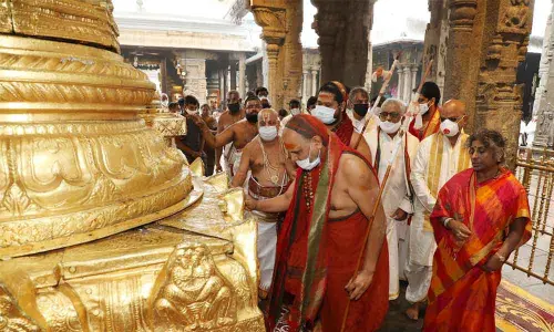 Visakha Sarada Peetham seer Sri Swaroopanandendra Saraswati Swami accompanied by Junior Pontiff Sri Swatmanandendra Saraswathi Swami offering prayers to Lord Venkateswara in Tirumala on Sunday