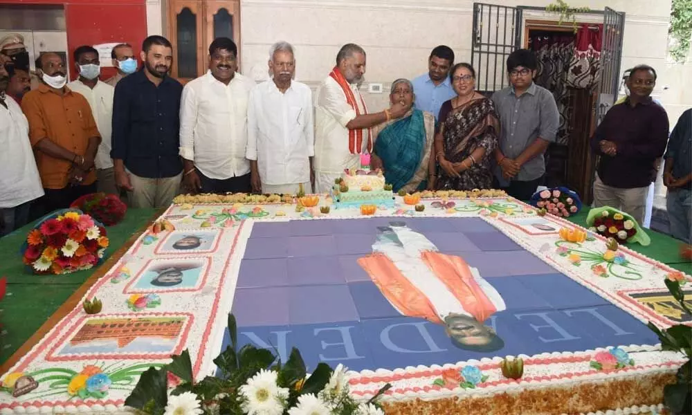 Chevireddy Bhaskar Reddy cuts 250 kg cake on his birthday