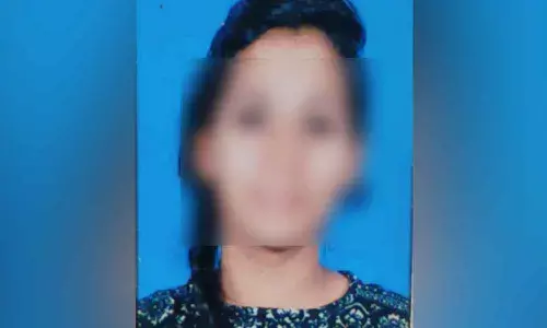 An MBBS student died and another injured after the car they were travelling in crashed into a tree here at Gachibowli in Hyderabad on Sunday night.