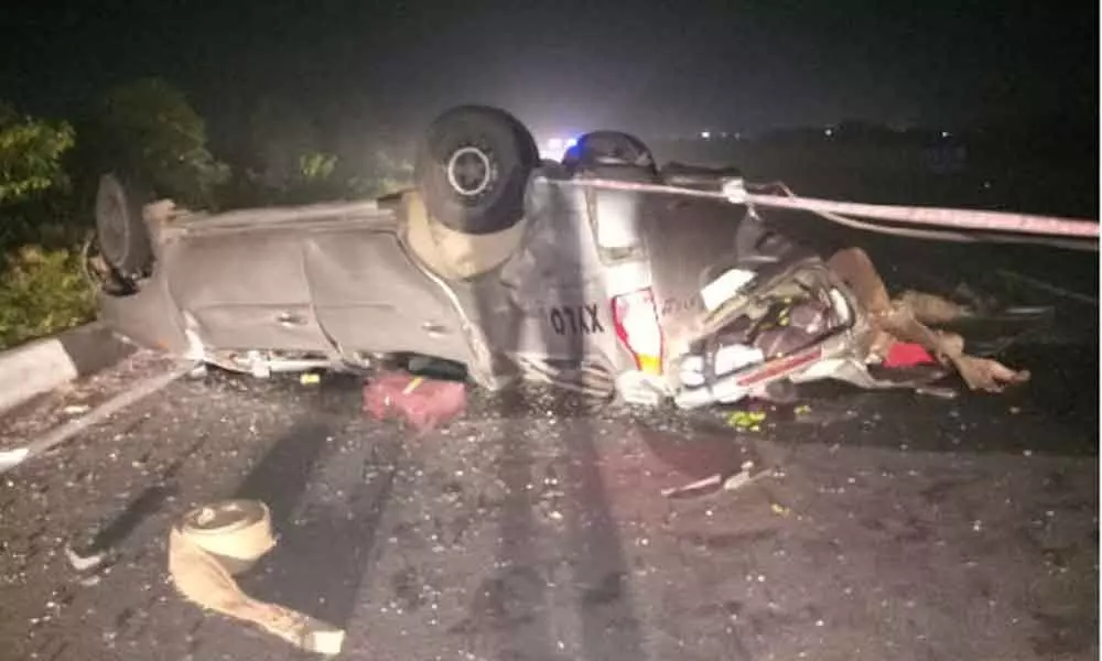 Six people were dead on the spot after an unknown vehicle rammed into a Bolero from the rear in the wee hours on Tuesday.