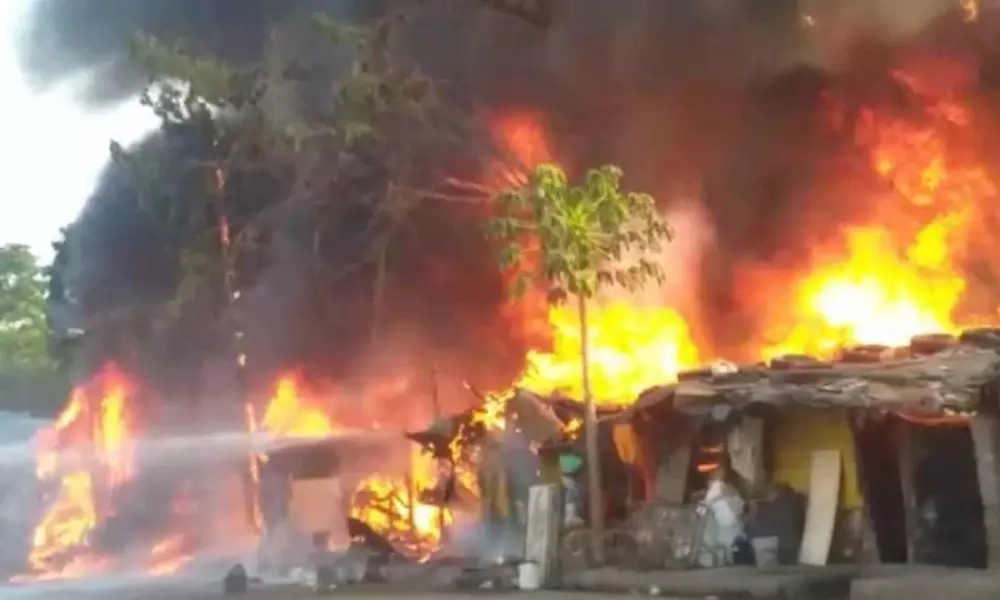 Over 250 persons displaced as fire breaks out at Kolkata slum