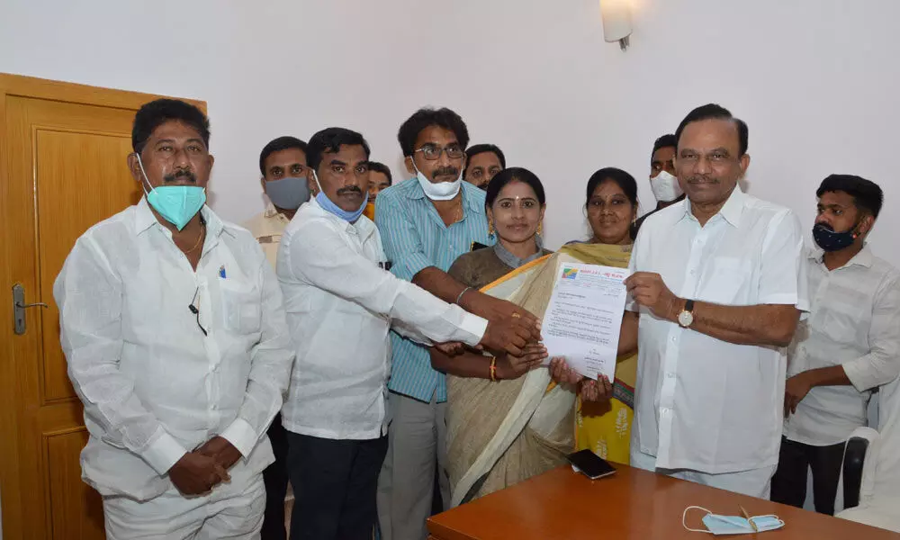 Reddy JAC members submitting a representation to MP Magunta Srinivasulu Reddy in Ongole on Tuesday